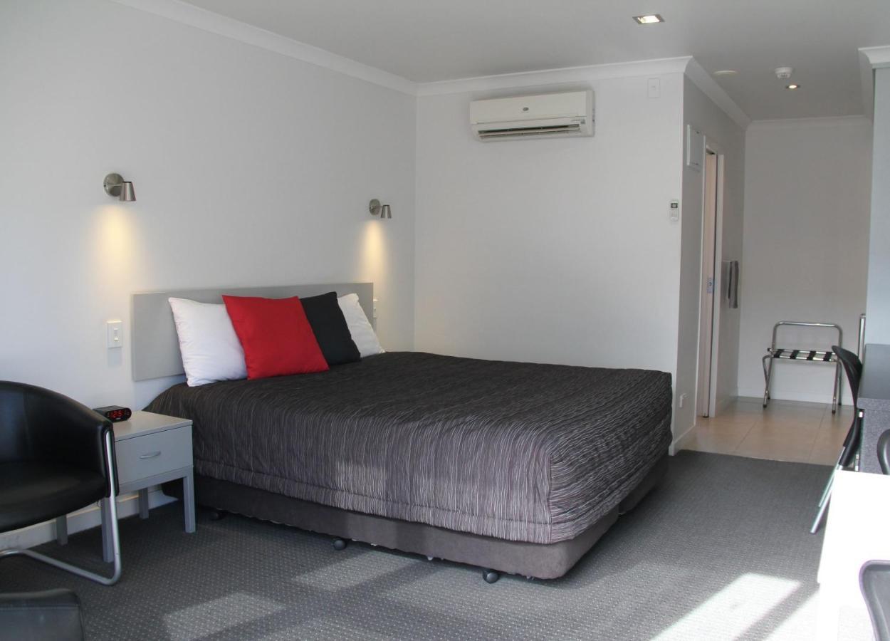 Pukekura Motor Lodge New Plymouth Ngoại thất bức ảnh A typical motel room