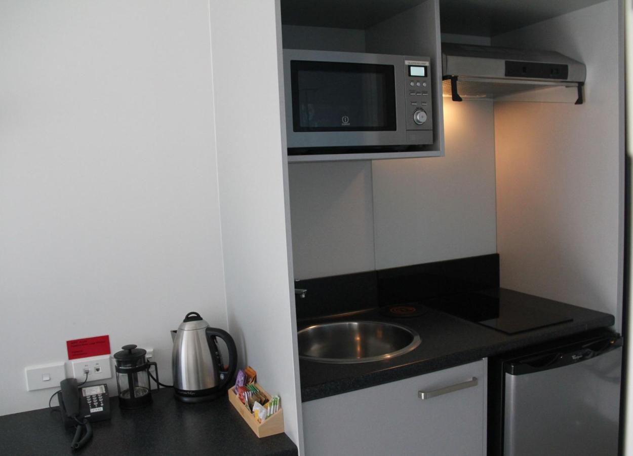 Pukekura Motor Lodge New Plymouth Ngoại thất bức ảnh A kitchenette in a hotel room