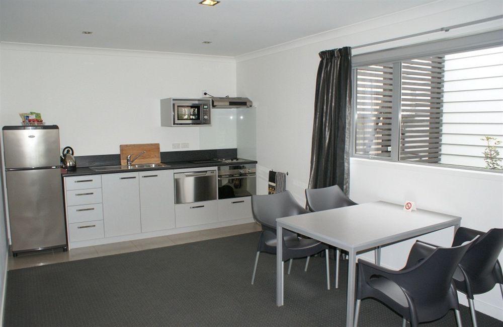 Pukekura Motor Lodge New Plymouth Ngoại thất bức ảnh A typical apartment kitchen