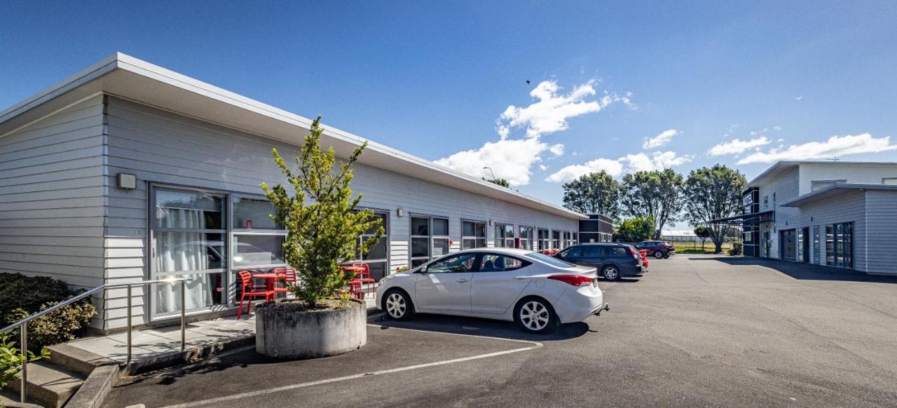 Pukekura Motor Lodge New Plymouth Ngoại thất bức ảnh The motel at the airport