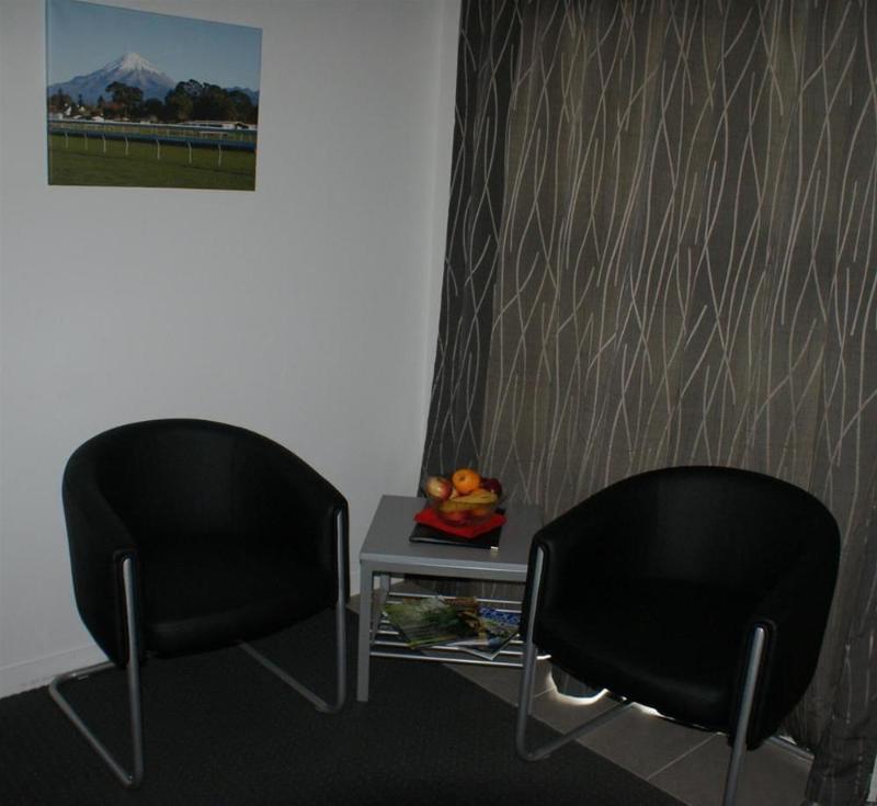 Pukekura Motor Lodge New Plymouth Ngoại thất bức ảnh A waiting room at an airport