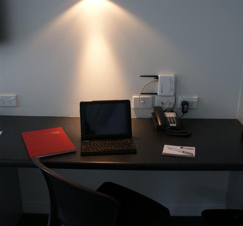 Pukekura Motor Lodge New Plymouth Ngoại thất bức ảnh A typical hotel room with a phone, a laptop and a book